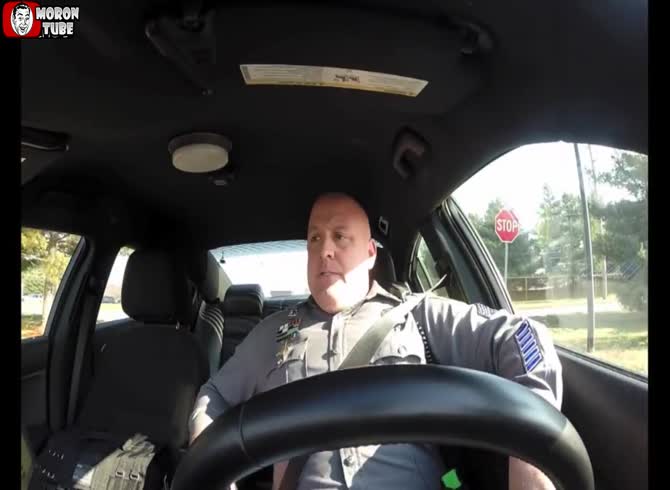 Video :Taylor Swift's Shake It Off, performed by a police officer